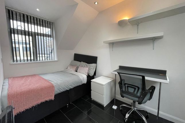 Flat to rent in The Parade, Roath, Cardiff