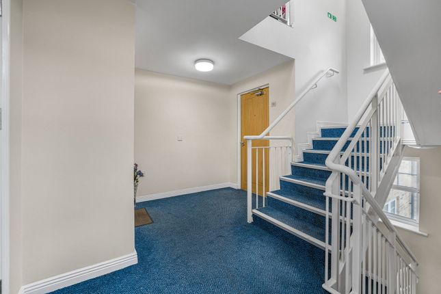 92,Flat 10, Park Street, Bridgend photo 2