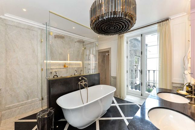 Town house for sale in Chapel Street, London