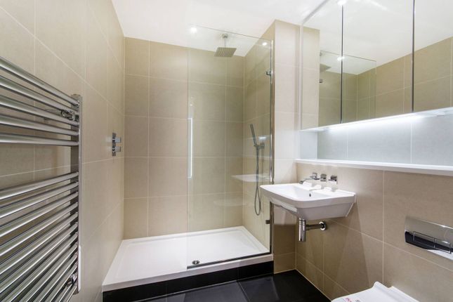 Flat for sale in Pinnacle Apartments, Croydon