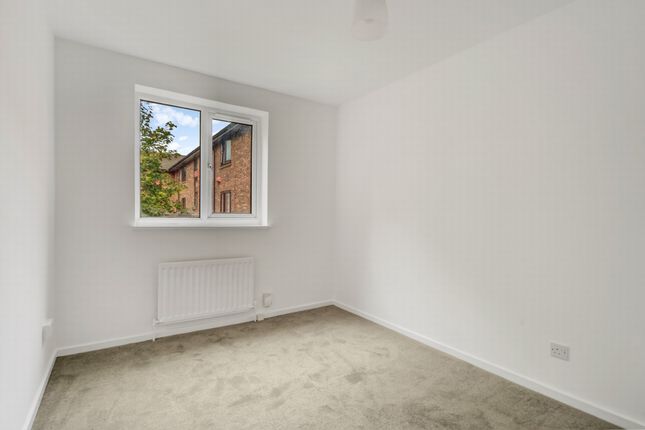 63, Allendale Close, London photo 2