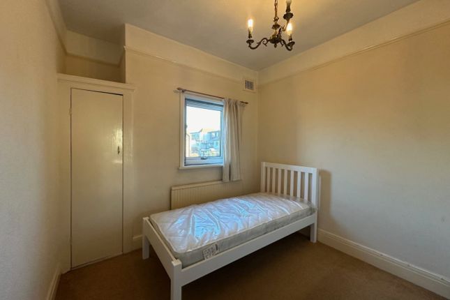 Room to rent in The Grove, London