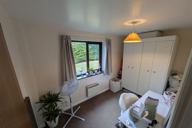 Poplars Close, Stone, Aylesbury photo 5