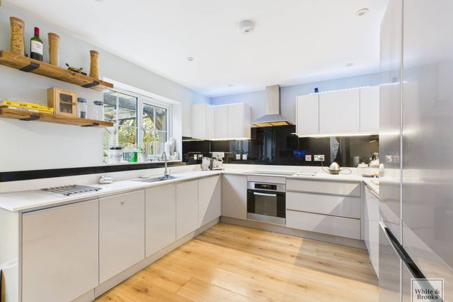 5 Violet Close, Bognor Regis photo 3