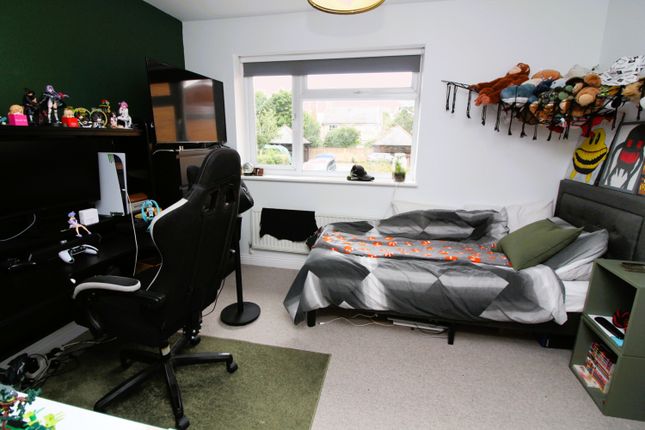 32, Weirfield Green, Taunton photo 4