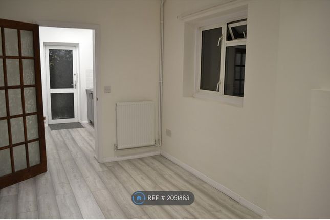 Semi-detached house to rent in Bancroft Road, Luton