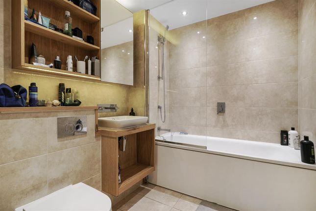 Flat for sale in Western Gateway, London