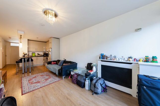 Flat to rent in Elia Street, London