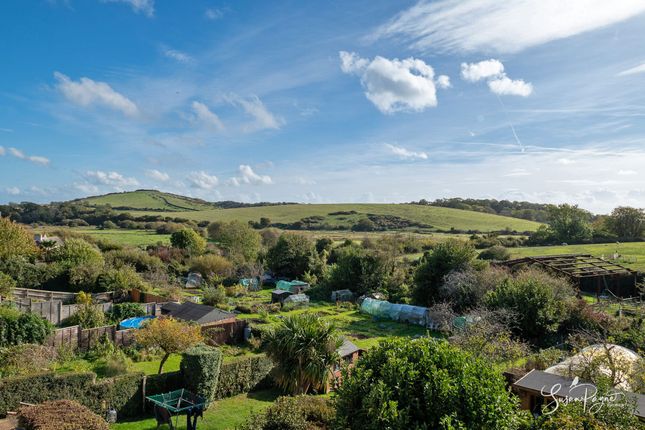 24 Station Gardens, Sandown photo 2