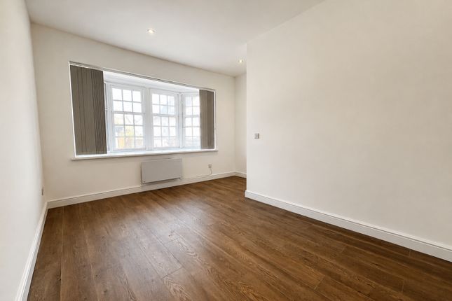 Flat 2, 13A, West Street, Reigate photo 2
