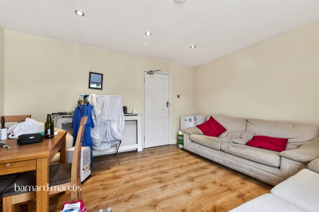Flat 5, Newbridge Court, Hazelhurst Road, London photo 2