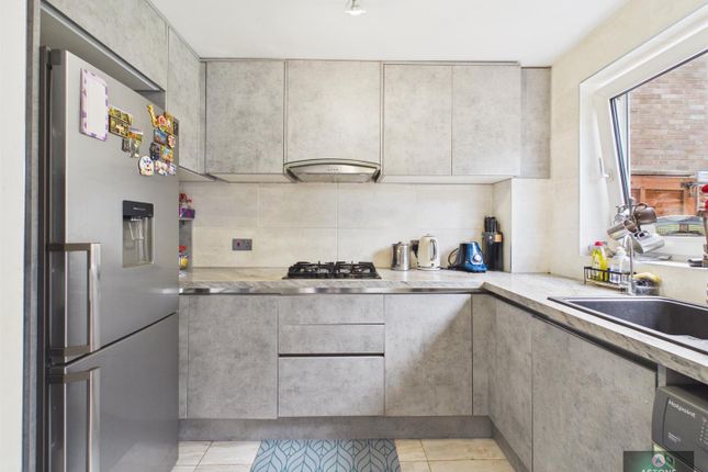 32, Mannings Close, Pound Hill photo 4
