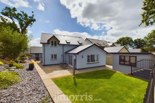 8 Caeberllan, Newcastle Emlyn photo 2