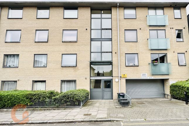 Flat for sale in Athol Court, Pine Grove, Finsbury Park, London.