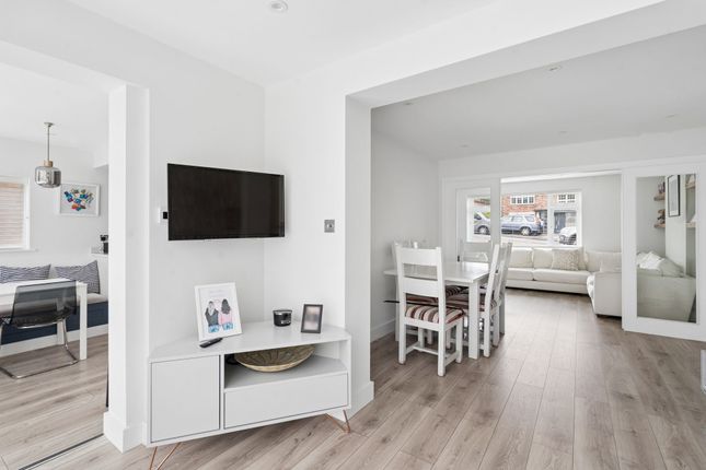 30 Woodfield Rise, Bushey photo 3