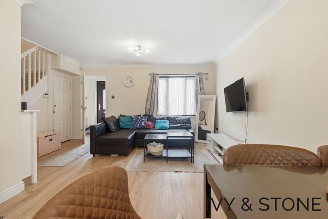 7 Vienna Close, Ilford, Greater London photo 4