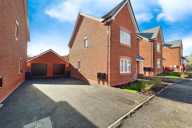 Detached house to rent in Oakley Road, Kenilworth