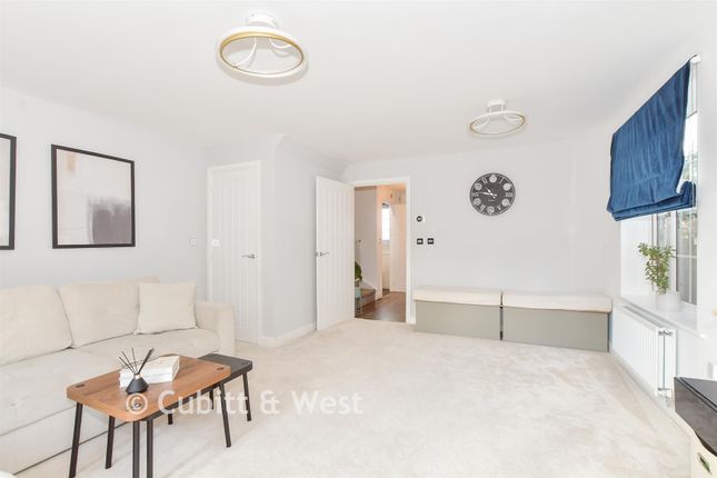 115, Daffodil Crescent, Crawley photo 4