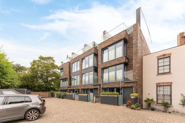Thumbnail Town house for sale in Chestnut Walk, Stratford-Upon-Avon