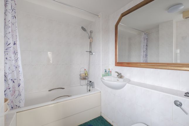 Flat 19, Nightingale Lodge, Admiral Walk, London photo 4
