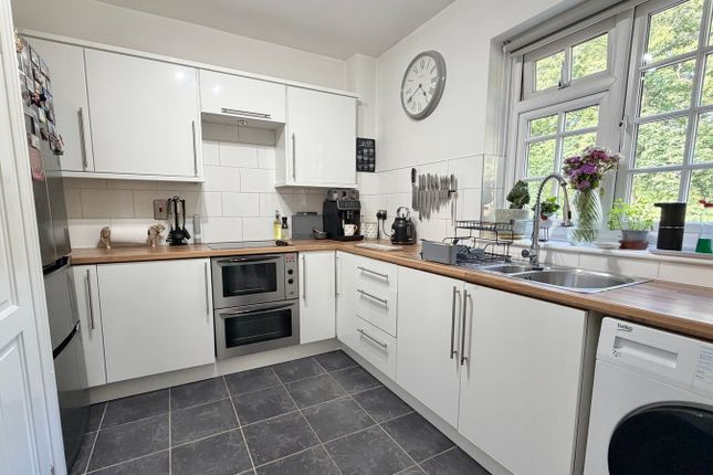 Collingwood Place, The Maultway, CAMBERLEY photo 3