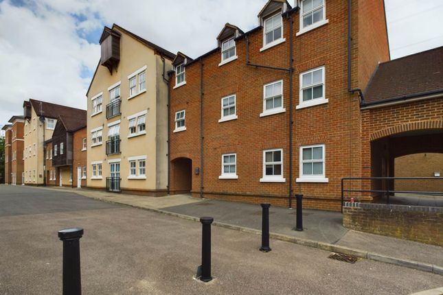 Thumbnail Flat for sale in Broka Court, Fairford Leys, Aylesbury