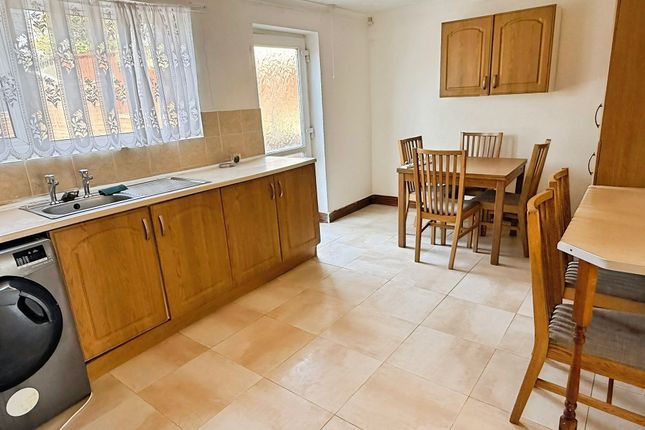 28 Sunbury Green, Leicester photo 3
