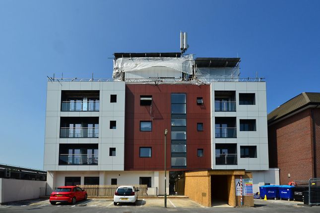 1-bed flat on Lavender Park Road, West Byfleet, £2,295/mo