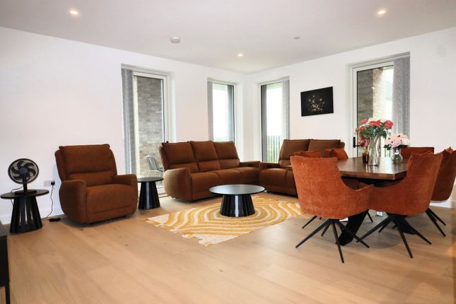 FLAT , Parkview Avenue, London photo 5
