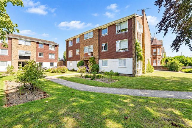 2-bed flat on Flat 2 Knowle Court, Sedlescombe Road South, St. Leonards-On-Sea, £179,950