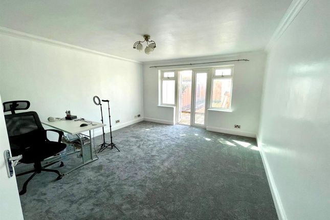 29, Oakcroft Gardens, Littlehampton photo 2