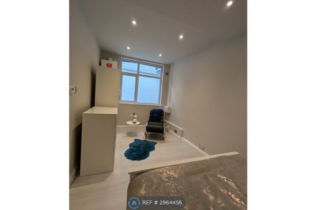 Flat B, Kingsland Road, London photo 5