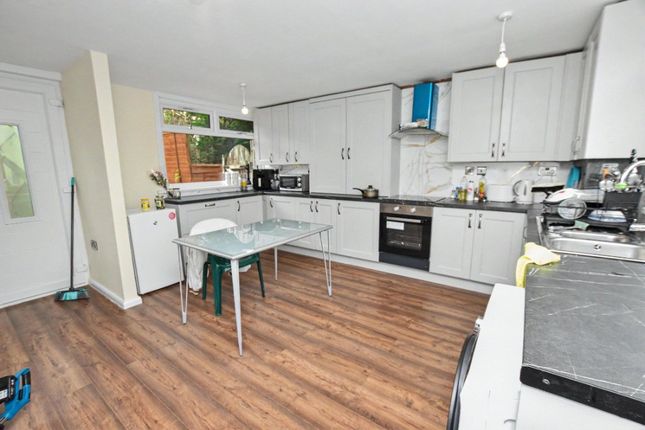 22, Stonebridge Avenue, West Yorkshire photo 2