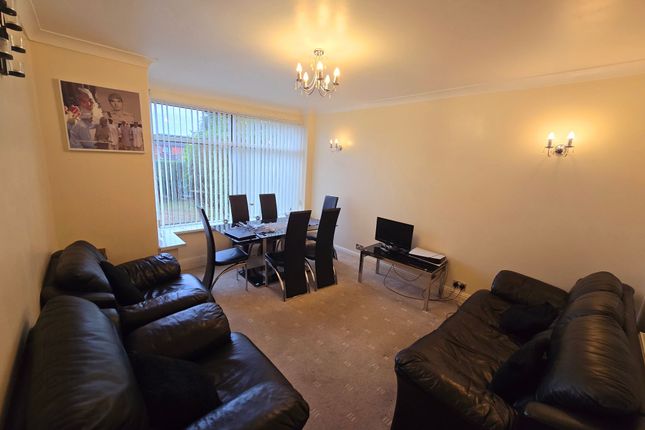 33 Thorn Lane, Bradford photo 2