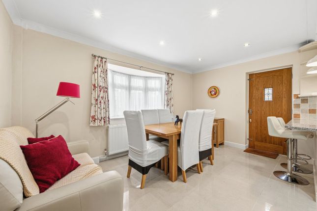 20, Winslow Way, Walton-on-Thames photo 4