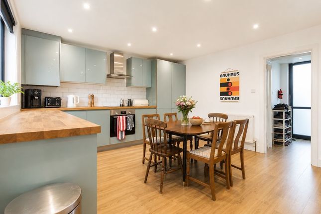 17, Lilian Close, London photo 4