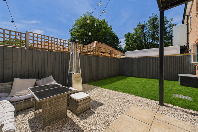 9 Queens Court, High Wycombe photo 2