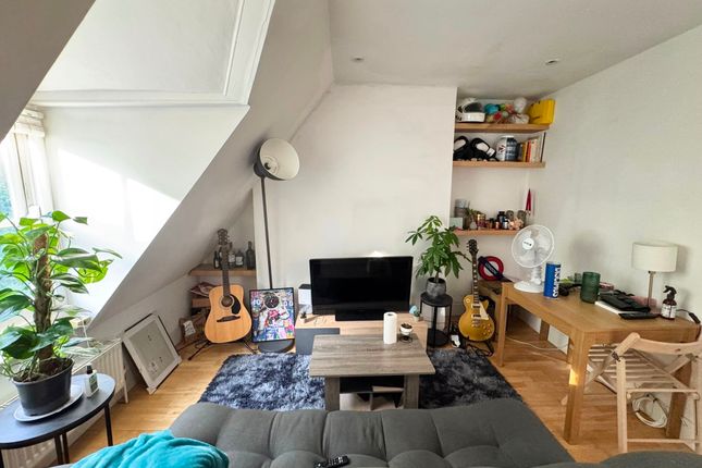 27d Hartham Road, London photo 2