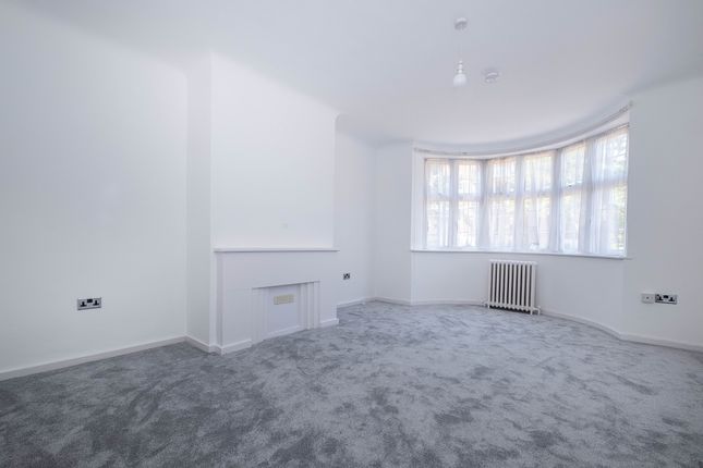 Flat 20, Wimbledon Close, The Downs, London photo 3