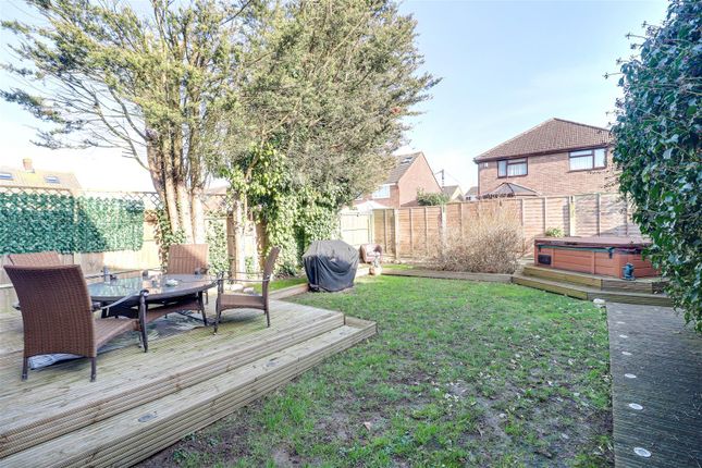 7, St. Clements Crescent, Benfleet photo 2