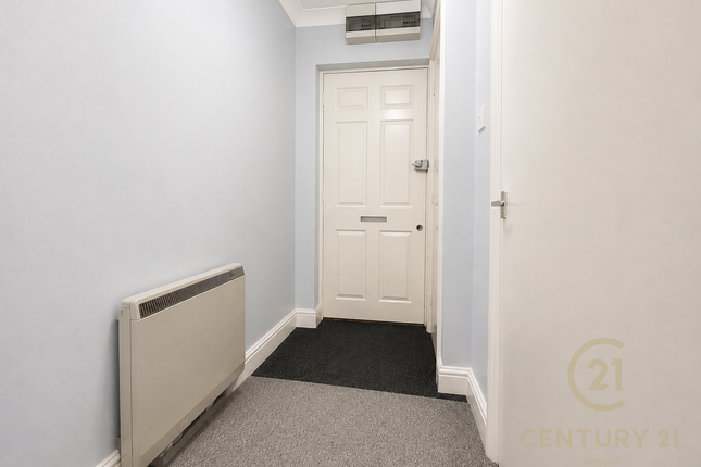 1 Old Farm Court 9, Farm Road, ESHER photo 5