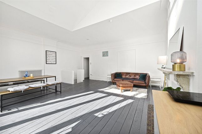 Flat for sale in St. Peters Square, London