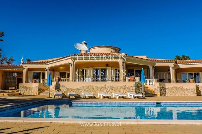 Villa for sale in 8400 Parchal, Portugal