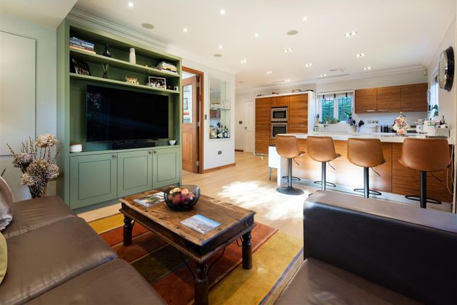 D0408 2 Raeburn Clo Lounge2Kit.Jpg