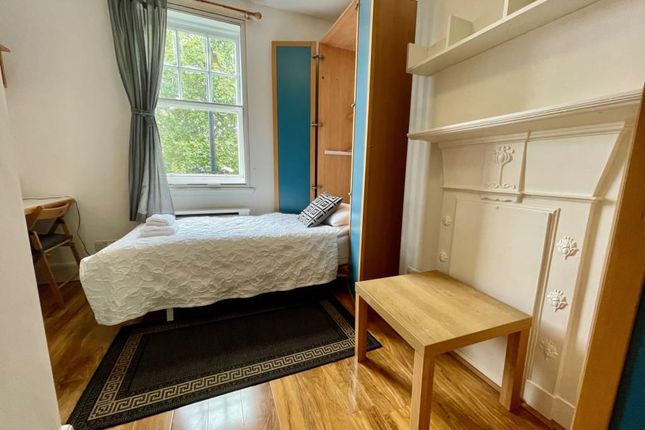 Flat 320, London photo 2
