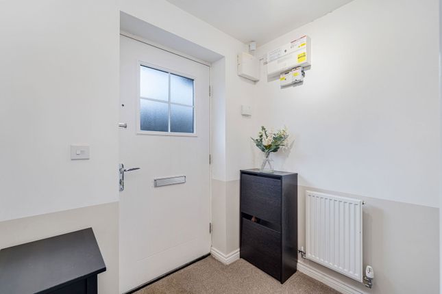 18, Baines Close, Leigh photo 4