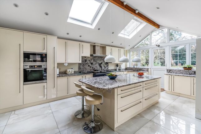 15, Atwood, Leatherhead photo 2