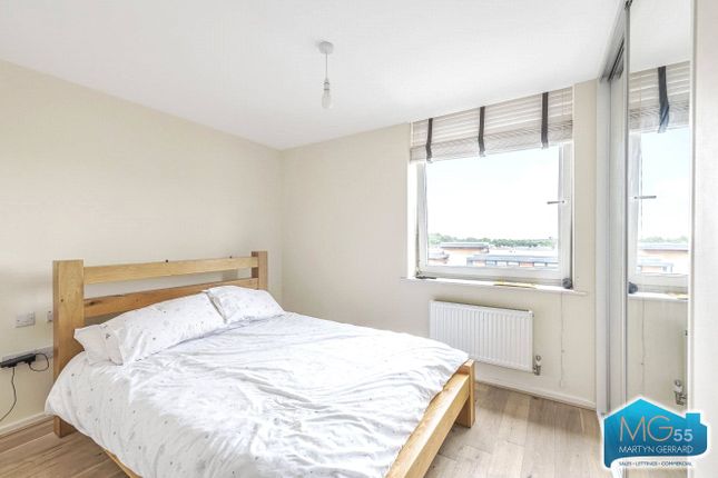 Flat for sale in Peacock Close, London