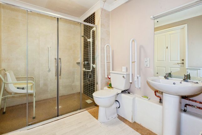 Flat 20, The Pines, Forest Close, Slough photo 4