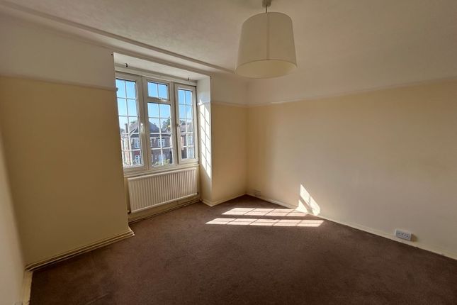 Flat 11 Bush Court, Crown Lane, Southgate, London, N14 5EY photo 3